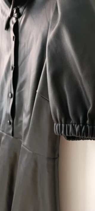 Vestido polipiel efecto cuero negro Zara