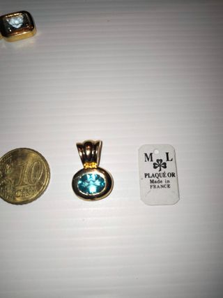 Colgante bañado en oro con piedra azul