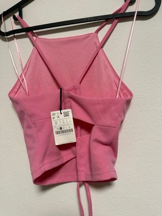 Top rosa con tiras cruzadas