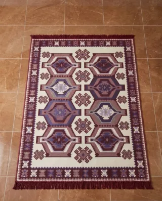 Tappeto con motivi geometrici viola e bianchi