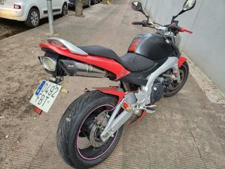 Suzuki Naked Moto Roja y Negra