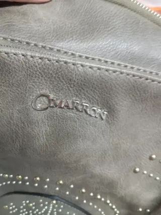 Mochila marrón con tachuelas