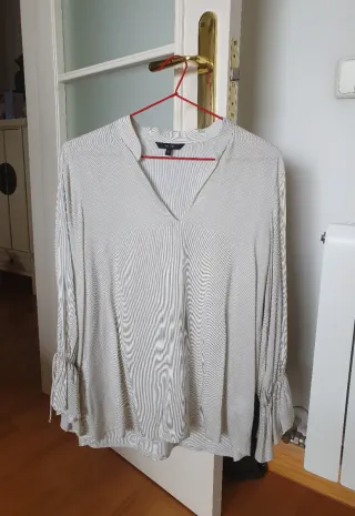 Blusa color marfil con rayas finas color verdoso