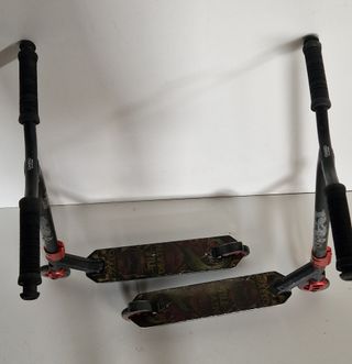 Patinete Negro y Rojo - muy buen estado