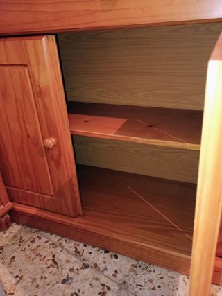Mueble de madera marrón