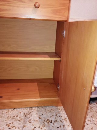 Mueble de madera marrón