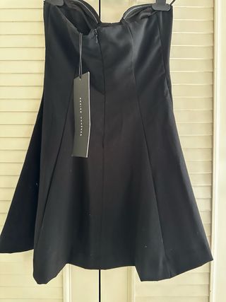 Vestido negro corto sin tirantes
