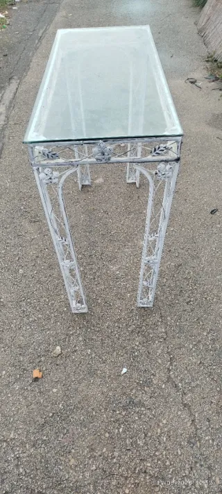 Mesa de cristal y metal blanca