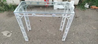 Mesa de cristal y metal blanca