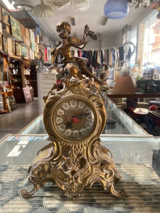 Reloj de cobre antiguo con figura