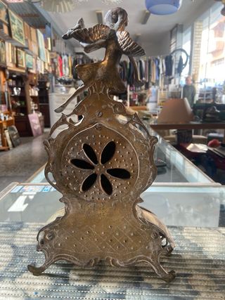 Reloj de cobre antiguo con figura