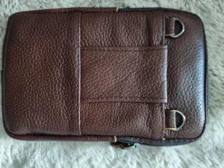 Bolso de piel marrón con cremallera de hombre.