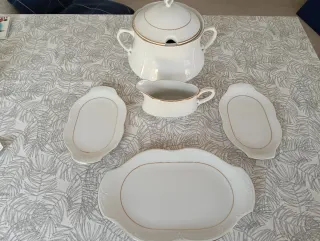 Sopera, salsera y bandejas de porcelana