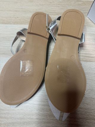 Sandalias Beige y Plateadas
