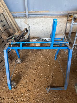 Caballete para leña con motosierra espada nueva
