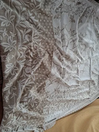 Colcha beige y blanca