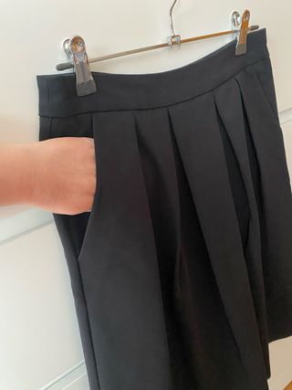 Falda negra midi con bolsillos