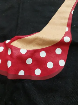 Camiseta negra con tacón rojo lunares T M