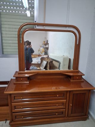 Cómoda artesanal con espejo