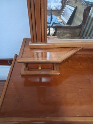 Cómoda artesanal con espejo