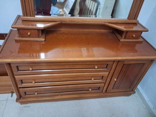 Cómoda artesanal con espejo