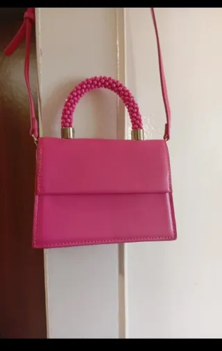 Bolso rosa con asa de cuentas