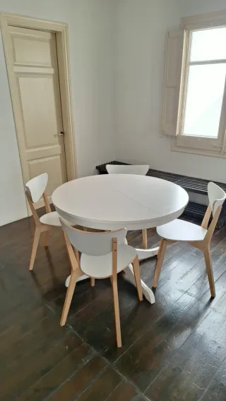 Mesa redonda extensible blanca y 4 sillas