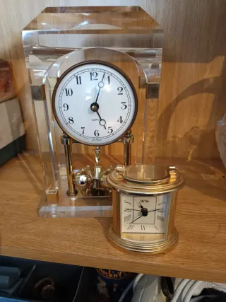 Relojes de sobremesa dorados y plateados