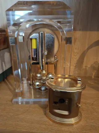 Relojes de sobremesa dorados y plateados