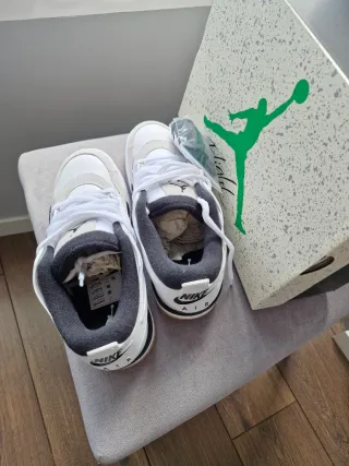 Zapatillas Jordan Beige y Blanco