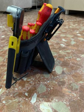 Herramientas electricista: alicates y destornillad