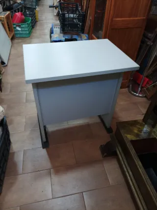 Mesa de ordenador gris y negra