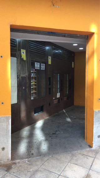 Se vende local con negocio de máquinas vending