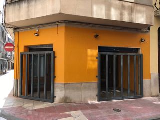 Se vende local con negocio de máquinas vending