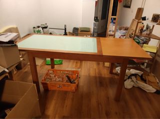 Mesa de comedor de madera y cristal