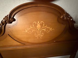 Cabezal de cama antiguo de madera