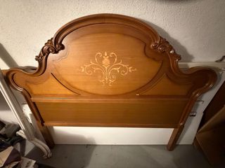 Cabezal de cama antiguo de madera