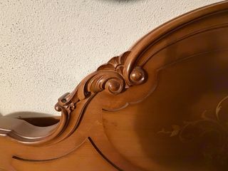 Cabezal de cama antiguo de madera