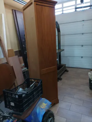 Mueble vitrina de madera y cristal