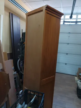 Mueble vitrina de madera y cristal