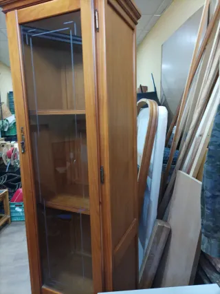 Mueble vitrina de madera y cristal