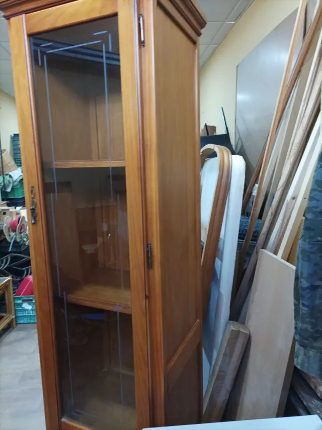 Mueble vitrina de madera y cristal