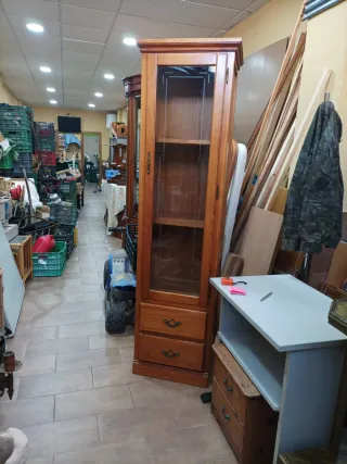 Mueble vitrina de madera y cristal