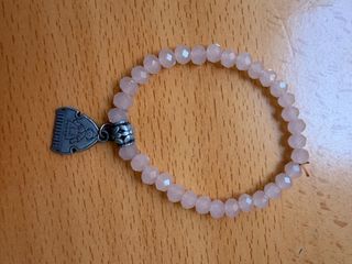 Pulsera de cuentas rosa con charm
