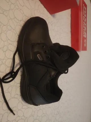 Zapatos de trabajo PANTER color negro. Unisex