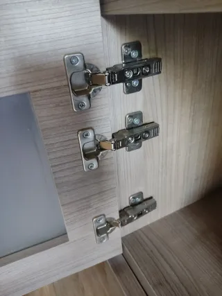 Mueble de comedor madera y cristal