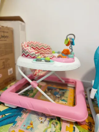 Andador bebé rosa y blanco