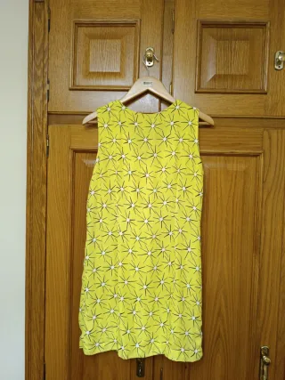 Vestido amarillo con estampado floral