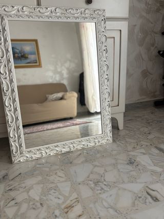Specchio con cornice decorata