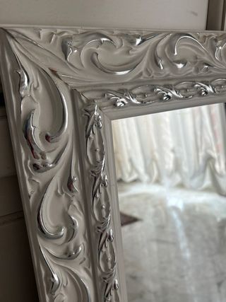 Specchio con cornice decorata